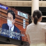 岸田文雄首相が所信表明演説をしたニュースを映す大型画面＝８日夜、明石市大明石町１（撮影・吉田敦史）