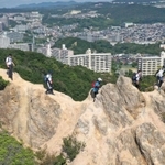 市街地に近い「馬の背」。秋晴れの下、登山道はハイカーらでにぎわった＝９日午前、神戸市須磨区の横尾山付近（小型無人機で撮影）