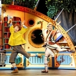 仲良くなったスキッパー（左）とホタルギツネのダンス（下坂敦俊さん撮影）