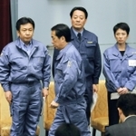 民主党政権時代、東日本大震災についての記者発表に臨む菅直人首相（当時、手前）と枝野官房長官（同、後方左）ら閣僚。全員が立民に在籍する＝２０１１年３月１３日、首相官邸