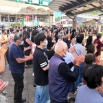 公明党の立候補予定者の街頭演説に集まった支援者ら＝１０日午後、西宮市名塩新町