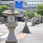 西宮神社の参道である「えべっさん筋」。歩道上に２９基の石灯籠が設置されている＝西宮市社家町