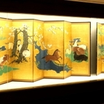 記者発表会でお披露目された狩野孝信「牧馬図屏風」（個人蔵）＝神戸市立博物館（撮影・小林良多）