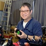 自作を前に神戸人形づくりの楽しさを語る吉田太郎さん＝神戸市東灘区（撮影・中西幸大）