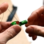 細かな作業の連続によって１体の人形が仕上がる＝神戸市東灘区（撮影・中西幸大）