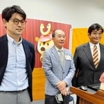 ブータン柔道場のオンライン開所式に参加した（左から）山崎さん、神戸ブータン友好協会の市野和雄会長、山崎さんの父俊輔さん＝神戸市東灘区の甲南大