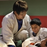 子どもたちに柔道を指導する山崎道洋さん＝２０１１年、ブータン・ティンプー（山崎さん提供）