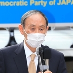 衆院選に向けて自民党への支持を訴える菅義偉前首相＝１６日午後、宝塚市栄町２、阪急宝塚駅前（撮影・斎藤雅志）
