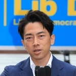 衆院選に向けて自民党への支持を訴える小泉進次郎前環境大臣＝１６日午後、宝塚市栄町２、阪急宝塚駅前（撮影・斎藤雅志）