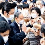 演説後に有権者とグータッチをする菅義偉前首相（中央）＝１６日午後、宝塚市栄町２、阪急宝塚駅前（撮影・斎藤雅志）