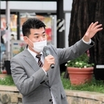 立憲民主党の立候補予定者を応援する泉健太政調会長＝１６日午後、神戸市灘区永手町４、ＪＲ六甲道駅前