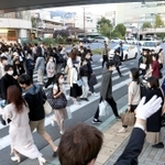 有権者に手を振ってアピールする候補者＝１７日午後、神戸市中央区三宮町１（撮影・吉田敦史）