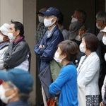 神戸の未来を誰に託すのか。立候補者の訴えを聞く人々＝１７日午前、神戸市中央区（撮影・小林良多）