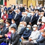 立候補者の訴えに耳を傾ける支援者。コロナで打撃を受けた暮らしの立て直しを誰に託すのか＝１９日午前、姫路市内（撮影・大山伸一郎）