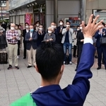 衆院選が始まり、集まった支持者らに手を振る候補者＝１９日午前、神戸市内（撮影・中西幸大、画像の一部を加工しています）