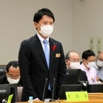 新型コロナ対策本部会議の冒頭であいさつする兵庫県の斎藤元彦知事＝１９日午後、神戸市中央区、兵庫県災害対策センター