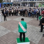 街頭で行われた出陣式で支持者に後押しを求める候補者＝１９日午後、神戸市内（撮影・小林良多、画像の一部を加工しています）