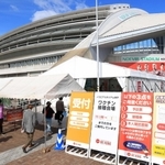 ワクチン接種が続く神戸市の大規模接種会場＝２０日午前、神戸市兵庫区、ノエビアスタジアム神戸（撮影・吉田敦史）