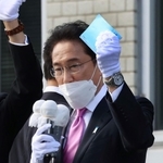 有権者の声を書き留めたという「岸田ノート」を掲げ、演説する岸田文雄首相＝２０日午後、神戸市東灘区岡本１（撮影・吉田敦史）