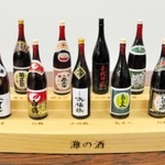 灘五郷の日本酒をミニチュアサイズにしたフィギュア＝神戸市中央区港島中町６