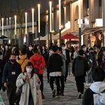 時短営業要請が全面解除された初日の夜。繁華街では多くの人が行き交った＝２２日夜、神戸市中央区北長狭通１（撮影・秋山亮太）