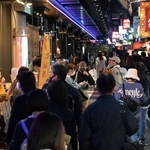 時短営業要請が全面解除された初日。飲食店が連なる路地では多くの人が行き交った＝２２日夜、神戸市中央区（撮影・秋山亮太）