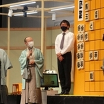公開対局を振り返る（左から）豊島将之ＪＴ杯覇者と渡辺明三冠＝１６日、大阪市港区、丸善インテックアリーナ大阪