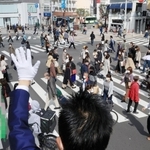 衆院選で初の週末。交差点で有権者に手を振る候補者＝２３日午後、神戸市中央区（撮影・鈴木雅之、画像の一部を加工しています）