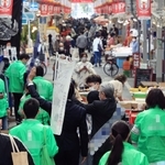 衆院選、初の週末。商店街を歩く候補者＝２３日午前、神戸市中央区（撮影・鈴木雅之、画像の一部を加工しています）