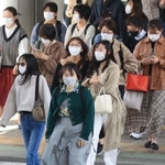 寒そうな姿で街を歩く人々＝２３日午後、神戸市中央区（撮影・小林良多）