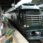ＪＲ香住駅に到着した豪華寝台列車「トワイライトエクスプレス　瑞風」＝２３日午後、兵庫県香美町香住区七日市