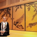 大乗寺に保管されている応挙の「松に孔雀図」の真筆と山岨真応副住職＝２３日午後、兵庫県香美町香住区森