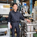 野菜くず破砕機の部品を示す蓬萊正元さん＝神戸市西区玉津町今津