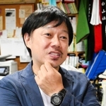 衆院選の争点などについて話す、非政府組織（ＮＧＯ）「ＣＯＤＥ海外災害援助市民センター」の吉椿雅道事務局長＝神戸市兵庫区中道２