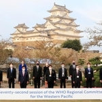ＷＨＯ西太平洋地域会議を前に姫路城西の丸庭園で記念撮影に応じるＷＨＯや各国からの参加者ら＝２４日午後、姫路市本町（撮影・大山伸一郎）