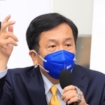 政権交代へ向けた支持拡大を訴えた立憲民主党の枝野幸男代表＝２４日午後、神戸市中央区三宮町３（撮影・小林良多）