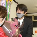 無投票で３選を果たし、スタッフから笑顔で花束を受け取る片山象三氏＝西脇市西脇（撮影・中西大二）