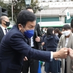 有権者とグータッチをし、支持を訴える立憲民主党の枝野幸男代表（左）＝２４日午後、神戸市中央区