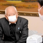 斎藤元彦兵庫県知事と面会する有本明弘さん＝兵庫県庁