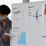 図を用いて飛行機の仕組みを説明するＦＤＡの整備士（左）＝神戸市中央区、神戸空港