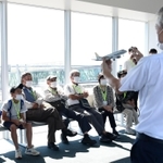 飛行機の模型を使って、飛行の仕組みを説明するＦＤＡのスタッフ＝神戸市中央区、神戸空港