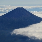 定期便より高度を低くして飛行する遊覧フライト。迫力のある富士山が見えた＝静岡・山梨県境上空から