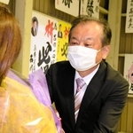 無投票での再選を果たし、花束を受け取る吉田一四氏＝多可町中区天田