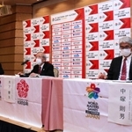 ＷＭＧ２０２１関西の再延期について説明する組織委員会の木下博夫事務総長（中央）ら＝２６日午後、大阪市北区中之島