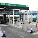 料金ゲートの設置工事が進む第二神明道路大蔵谷インターチェンジ＝神戸市西区伊川谷町有瀬（西日本高速道路会社提供）