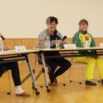 対談した（左から）斎藤元彦知事と大畑大介さん、運動部の生徒たち＝兵庫県立加古川西高校