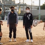 ラグビー部の練習を見学する大畑大介さん（左から２人目）と斎藤元彦知事（同３人目）ら＝兵庫県立加古川西高校