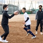 ラグビー部員と練習する斎藤元彦知事（左から２人目）と指導する大畑大介さん（同４人目）＝加古川市加古川町本町、加古川西高校