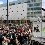 大勢の有権者を前に支持を訴える日本維新の会の吉村洋文副代表＝２０日、姫路市駅前町（撮影・大山伸一郎、画像の一部を加工しています）