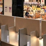 フードコートのそばにある期日前投票所で投票用紙に記入する有権者＝兵庫県猪名川町白金２、イオンモール猪名川